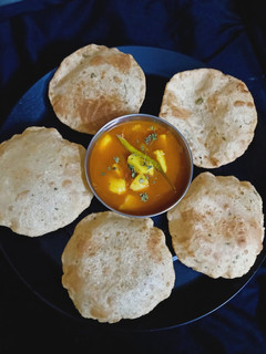 लूची और आलूर दम (luchi aur alor dum recipe in hindi) रेसिपी मुख्य फोटो