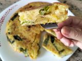 Tortilla de patatas con cebolla y pimientos verdes