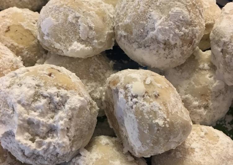 Steps to Make Super Quick Homemade Snowball Cookies