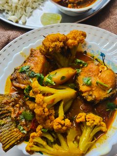 ফুলকপি দিয়ে রুই মাছের ঝোল (Fulkopi diye Rui macher jhol recipe in Bengali) রেসিপির প্রধান ছবি