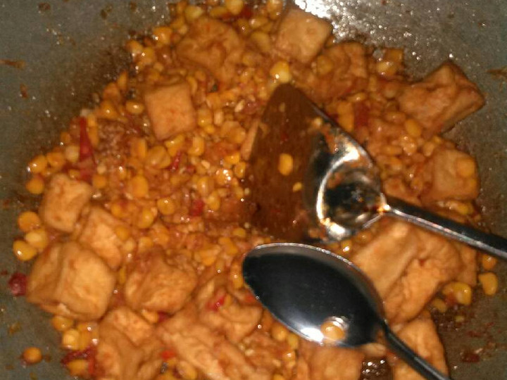 Bagaimana Menyiapkan Tumis jagung tahu pedas manis Anti Gagal