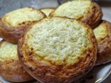 Ватрушки на кисломолочному сирі з яблуком