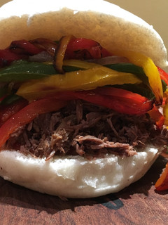 Una foto de Sándwich de ternera deshilachada