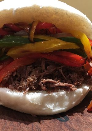 Una foto de Sándwich de ternera deshilachada