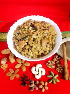 છડેલા ઘઉંનો ગળ્યો ખીચડો રેસીપી મુખ્ય ફોટો