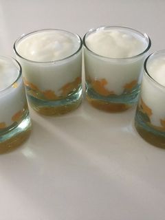 Una foto de Postre rápido de yogur y melocotón