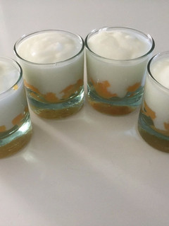 Una foto de Postre rápido de yogur y melocotón