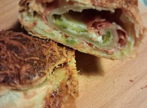 Foto di Rotolo di sfoglia con speck, formaggio e zucchine