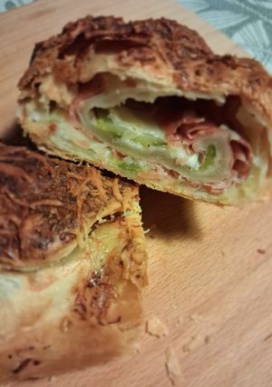 Foto di Rotolo di sfoglia con speck, formaggio e zucchine