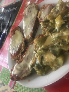 Una foto de Milanesa de berenjenas con revuelto de zapallito y zucchini con queso