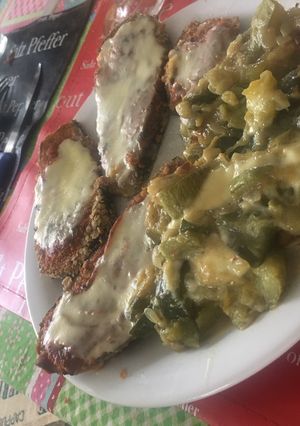 Una foto de Milanesa de berenjenas con revuelto de zapallito y zucchini con queso