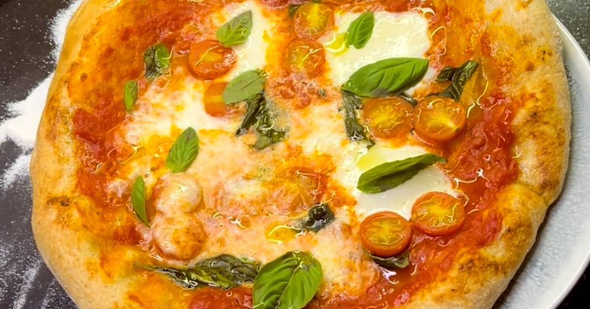 Pizza con masa pizza napolitana gruesa Receta de Cocina Facil Con Ivan-  Cookpad