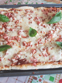 Una foto de Pizza simple de jamón y queso