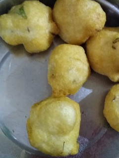 உளுந்து போண்டா (Ulunthu bonda recipe in tamil) செய்முறை முக்கிய புகைப்படம்