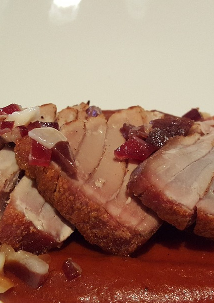 Una foto de Atún con salsa de pimientos rojos
