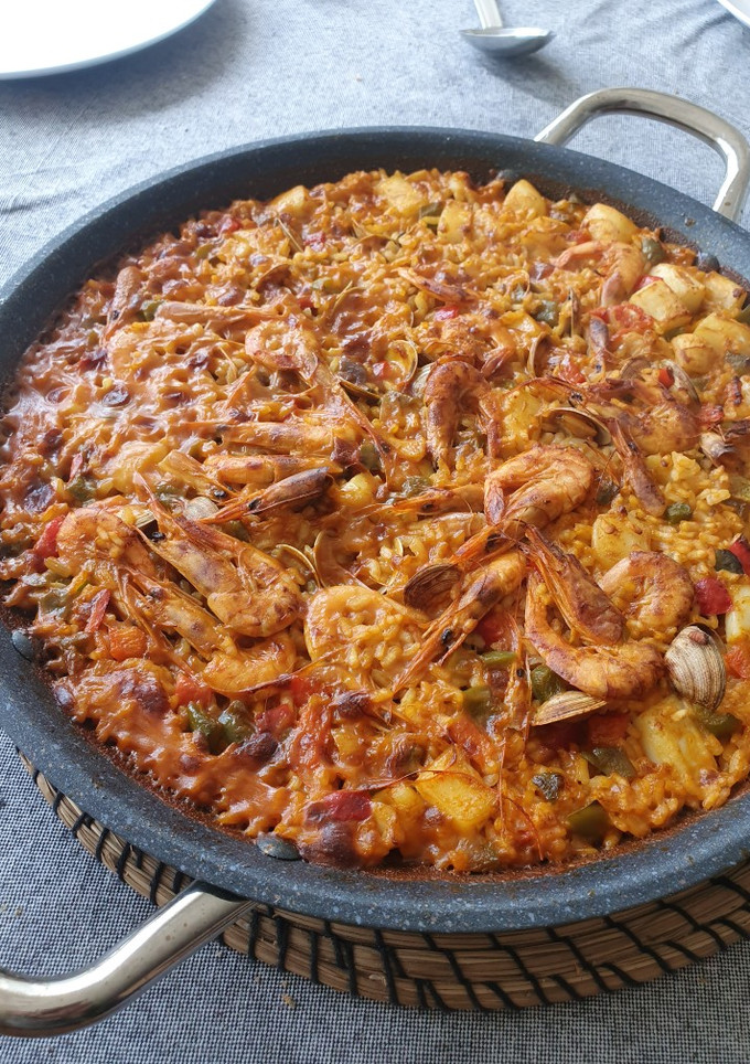 Una foto de Paella marinera