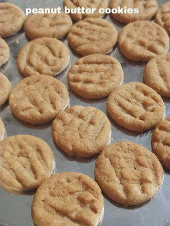 பீனட் பட்டர் குக்கீஸ் (Peanut butter cookies Recipe in tamil) செய்முறை முக்கிய புகைப்படம்