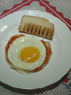 Una foto de Tostada de sobrasada y huevo o en Sándwich