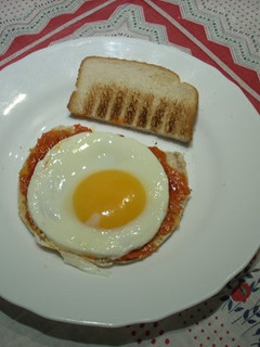 Una foto de Tostada de sobrasada y huevo o en Sándwich