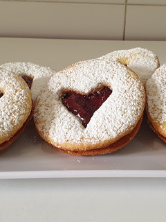 Una foto de Galletas de mantequilla con mermelada de fresas
