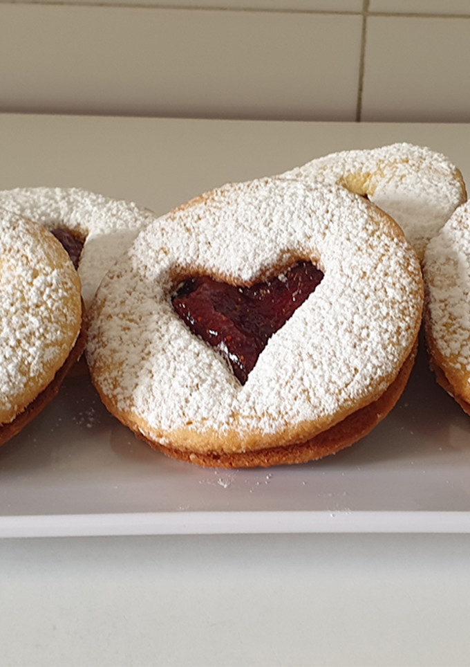 Una foto de Galletas de mantequilla con mermelada de fresas