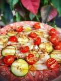 Carpaccio de bacalao ahumado con pepino holandés y tomate cherry