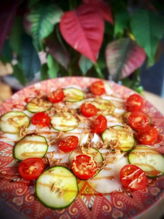 Una foto de Carpaccio de bacalao ahumado con pepino holandés y tomate cherry