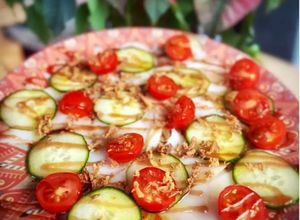 Una foto de Carpaccio de bacalao ahumado con pepino holandés y tomate cherry