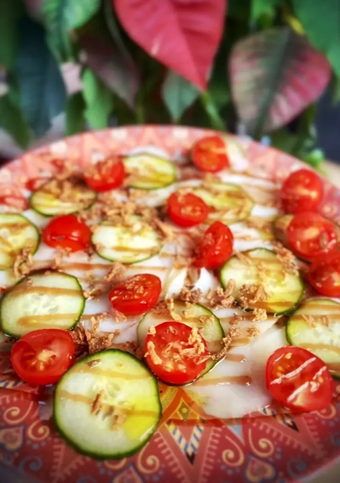 Una foto de Carpaccio de bacalao ahumado con pepino holandés y tomate cherry