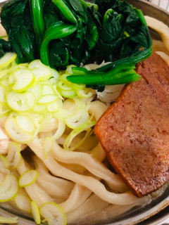 Una foto de Tofu frito estofado y Nanban de pollo con fideos Udon Japonés QUITSUNE TORINANBAN UDON 🇺🇾🇯🇵きつね鳥南蛮うどん