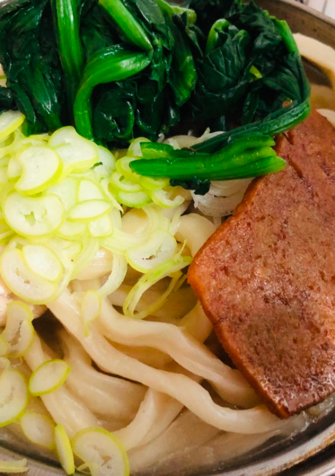 Una foto de Tofu frito estofado y Nanban de pollo con fideos Udon Japonés QUITSUNE TORINANBAN UDON 🇺🇾🇯🇵きつね鳥南蛮うどん