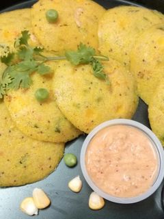 ओट्स वेजिटेबल इडली (Oats vegetable idli recipe in hindi) रेसिपी मुख्य फोटो