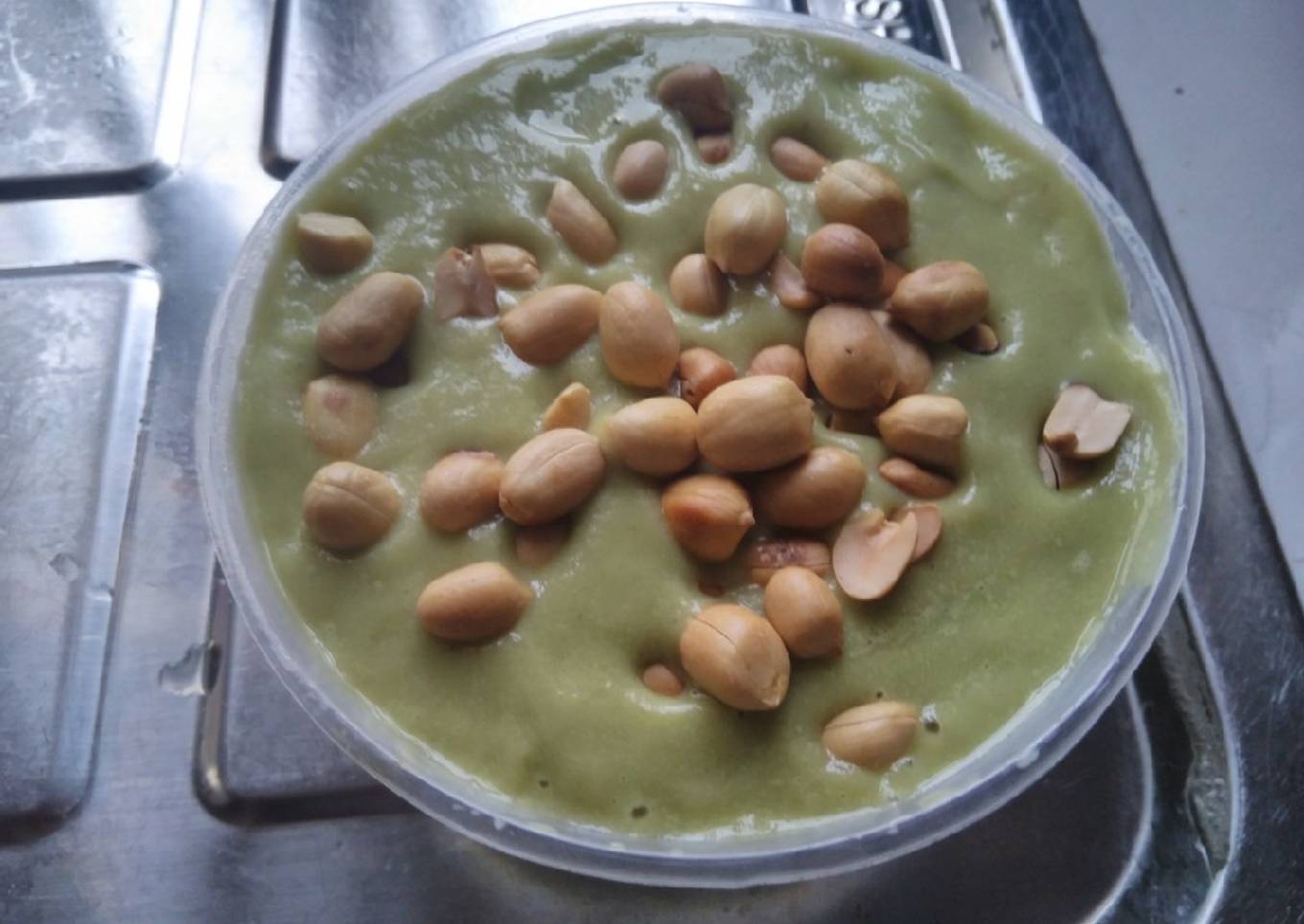 Avocado pudding and peanut