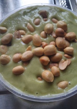A picture of Avocado pudding and peanut.