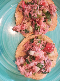 Una foto de Tostadas de atún. ॐ