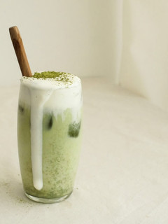 Una foto de Té matcha con leche