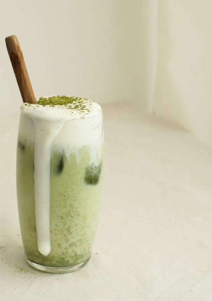 Una foto de Té matcha con leche