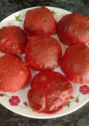 A picture of Beetroot pooris.