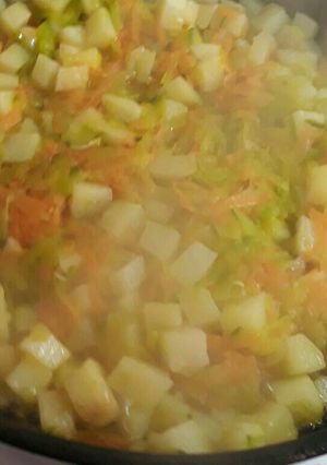 Una foto de Tortilla de papa, zapallito y zanahoria