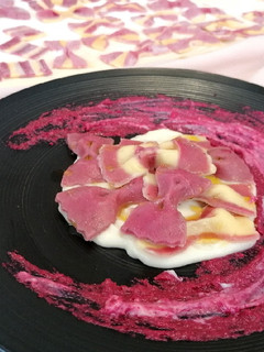 Foto di Pasta colorata con pesto di barbabietola e salsa al parmigiano