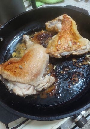Una foto de Pollo al limón con láminas de ajo