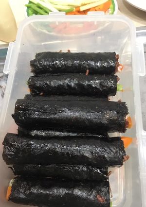 Hình của món Cơm gạo lứt cuộn rong biển.