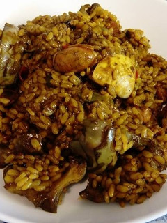 Una foto de Arroz con chopitos, almejas y alcachofas