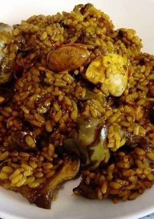 Una foto de Arroz con chopitos, almejas y alcachofas