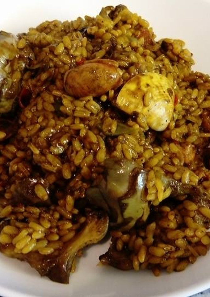 Una foto de Arroz con chopitos, almejas y alcachofas