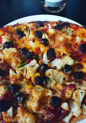 Une photo de Pizza aux légumes et merguez☀️