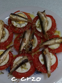 Una foto de Tomates con huevo y sardinilla