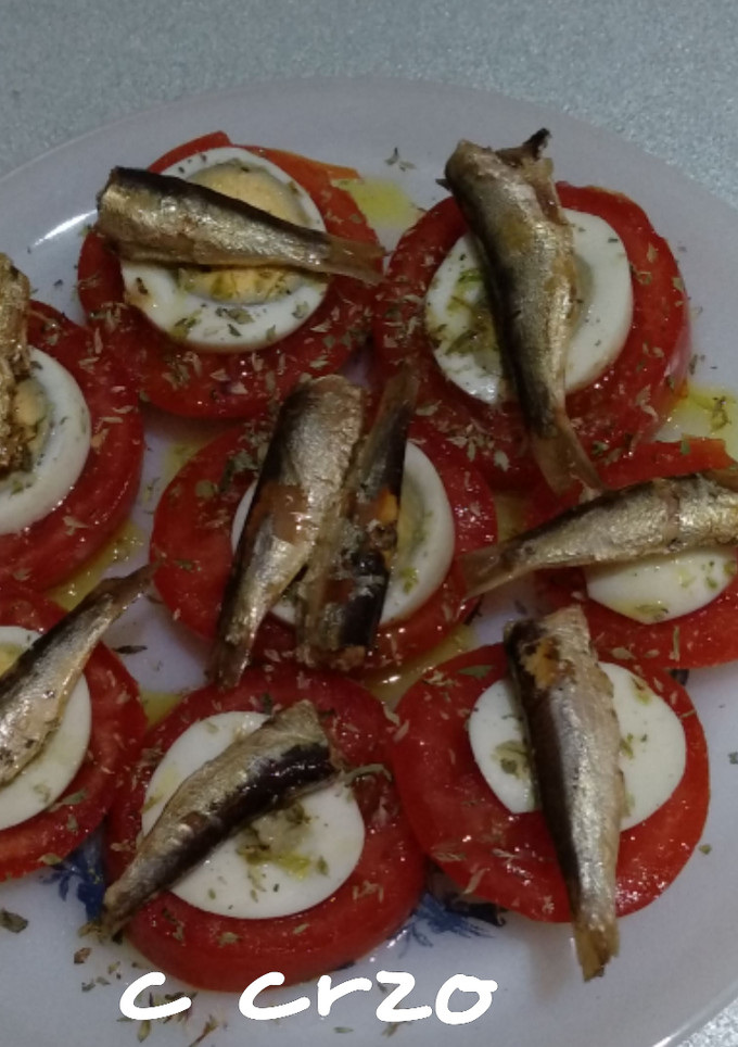 Una foto de Tomates con huevo y sardinilla