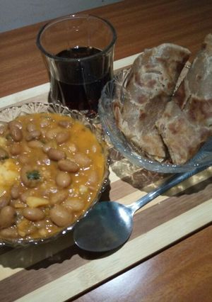 A picture of Yellow bean with brown chapati.