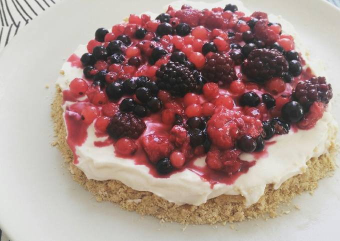 Recipe of Favorite Cheescake with mixed berries and oat base